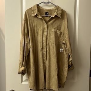 Womens tan stone wash GAP button down shirt